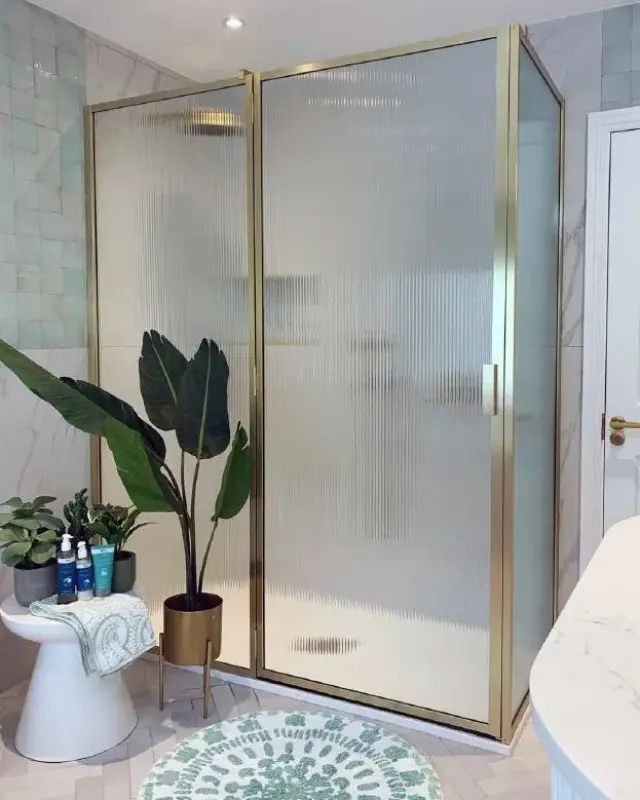 Flavio Border douchedeur met vast gedeelte in lijn profiel geborsteld messing en fluted glas 120x210cm