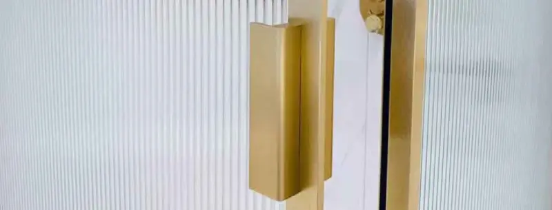 Flavio Border douchedeur met vast gedeelte in lijn profiel geborsteld messing en fluted glas 120x210cm